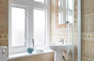 Aisiki Stays Apartments at North Finchley, 3-Bedroom & 2-Bathroom, Pet Friendly Flat, King or Twin Beds with Free WiFi - Foto 14