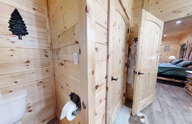 Lazy Bear Lodge 5 Bedroom Cabin by RedAwning - Photo 6