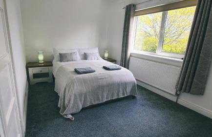 Free Parking, Ideal for long term contractor, etc stays, Fast WIFI, 3 miles 7 mins drive to Nissan, 15 mins to Sunderland Newcastle, Regular Housekeeping Options - Dwellcome Home Ltd 3 DOUBLE Bedroom House Boldon - see our site for assurance - Foto 4