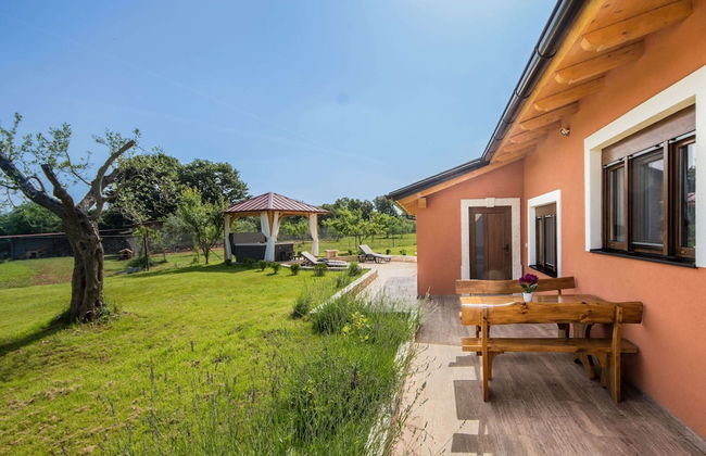 Attractive Holiday Home with Pool, Hot Tub, Patio, Courtyard - Foto 19