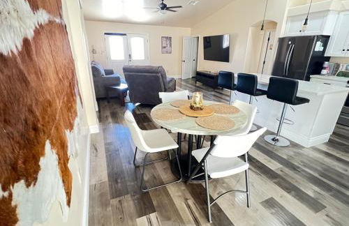 King Bed - Hot Tub, 3 Queens, Home away from home - Foto 26