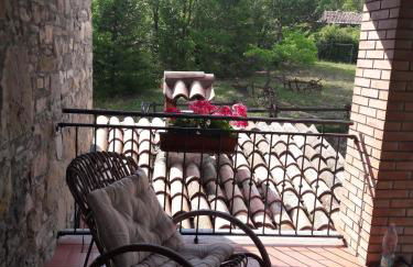 Refurbished 3 Bedroom Farmhouse in Emilia - Photo 2