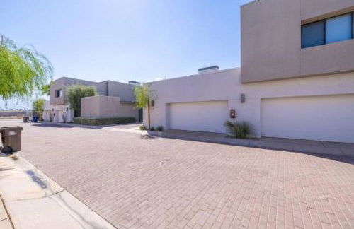 Stylish Gated TH + private heated pool + hot tub - Foto 8