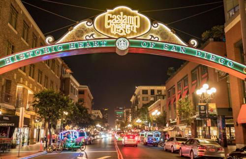 Entire Private Home with 4 Bedrooms 3 Bathrooms, King Bed, Big Yard, Prime Area, Ranch Style, Available Now - Photo 62