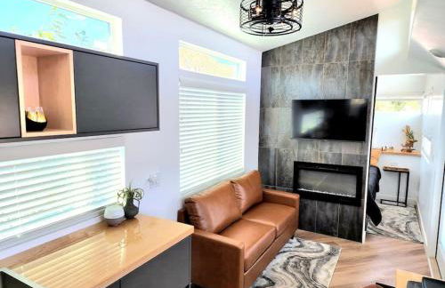 Designer Modern Tiny Home w All of The Amenities - Foto 17