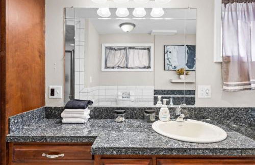 3BR Cozy Family Home with HotTub & Spacious Backyard - Foto 50