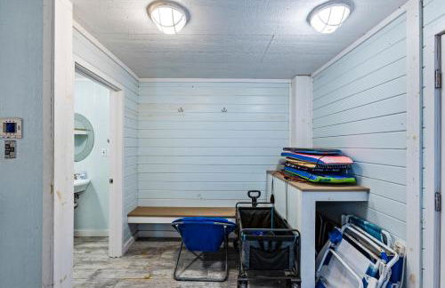 Beachfront Hideaway! Luxury Beachfront, SwimSpa, Game Room, Firepit by Bolivar Vacations - Foto 80