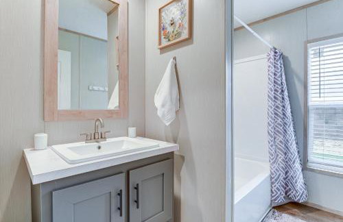 Hudson Oaks Country Creekside Home Hot Tub and Deck - Photo 17