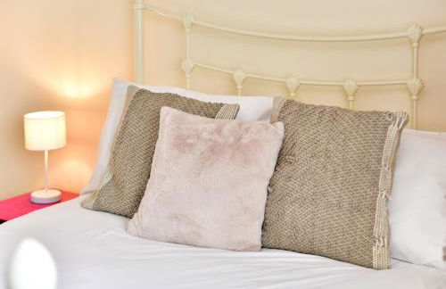 Spacious 4 Bedroom home with Parking Garden - Pass the Keys - Foto 47