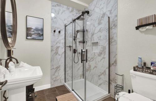 Tropical 4BR Oasis with Pool and Jacuzzi Near Strip - Photo 24