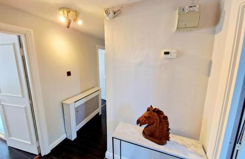 Stunning Hyde Park Home with Private Balcony & Lift Elevator Access - Foto 20