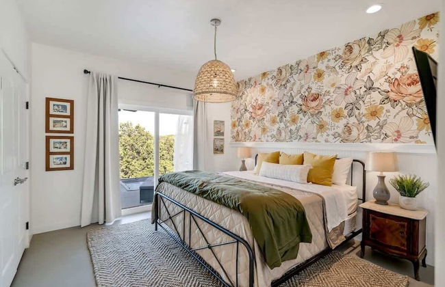 Gorgeous Home With Hot Tub 5min From the River - Foto 2