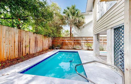 Classic coastal home with game room & private hot tub - walk to beaches - Foto 38