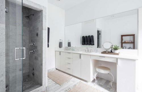 Summerwood by Rove Travel Home with Pool & Hot Tub - Foto 25