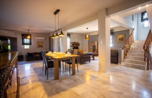 Τraditional fully detached villa on a luxurious hillock of Thessaloniki with its own garden also for family & wedding gatherings for 10 to 25 people only 15 minutes from airport - Foto 1