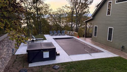 Riverbend Lodge Spacious Riverfront Home with Hot Tub Pool & Mountain view - Foto 5