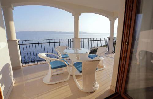 Beachfront apartment with pool, panoramic sea view - by Traveler tourist agency Krk - ID 2390 - Foto 18