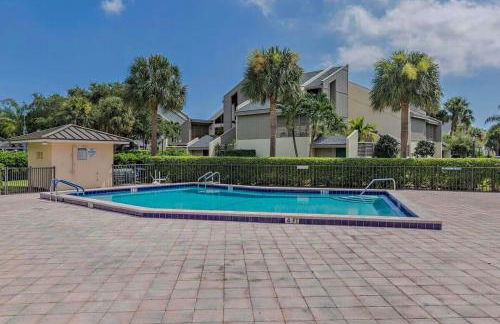 Beachside Modern Wellness Villa with Spacious Patio - Photo 39