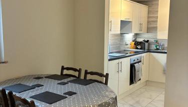 Castell Cottages Central with Parking - Foto 5