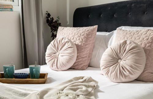 Dreamwood Retreat - Woodland Retreat with Private Hot Tub - Photo 12