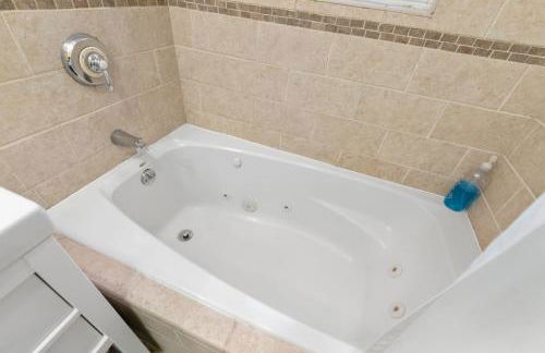 Bright & Spacious 3BR, Mins from Downtown, Easy to Gillette, Parking - Foto 25