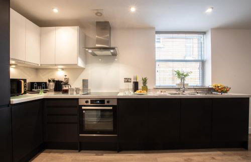 Welcome - BUSINESS or PLEASURE! Southampton 'City Vibes' # Stylish Apartment with Outdoor Courtyard! 1-4 Guests BOOK YOUR CITY BREAK or PRE-CRUISE STAY! CLOSE TO MAYFLOWER THEATRE, UNIVERSITIES, CRUISE TERMINALS, HOSPITALS & SHOPS! - Photo 13