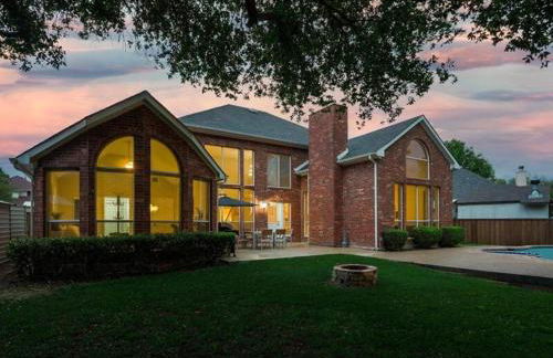 Captivating 6BR 3B Home with Pool & Fire Pit - Foto 37