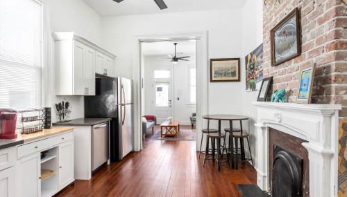 Private 2BR Condo in Uptown by Hosteeva - Foto 3