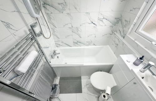 Central Location Liverpool, Modern Home, 4 BR, Sleeps 9, Free Parking - Foto 53