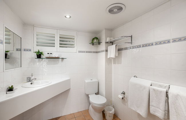 Sunlit Waters Studio Apartments - Photo 30