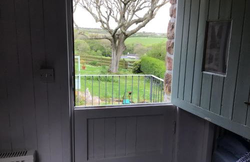 Cozy Camborne Studio Retreat With two Single Beds - Photo 54