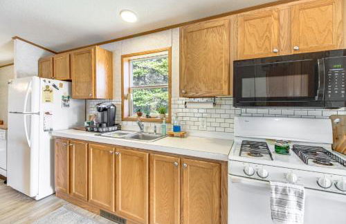 Tenstrike Lake House on 60 Acres Hike and Fish! - Foto 5