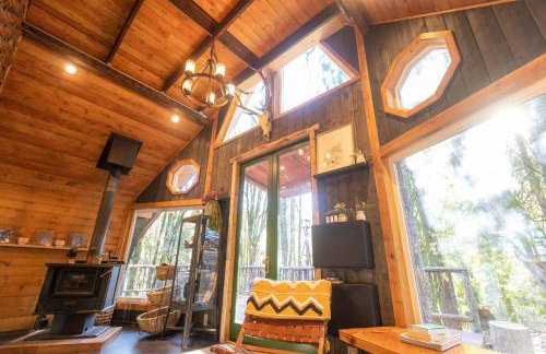 Luxurious European Chalet in the Forest with Riverview - Foto 6