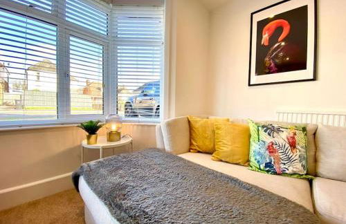 Spacious 3 Bedroom House - 5 Minutes to the nearest Beach! - Great Location - Garden - Parking - Fast WiFi - Smart TV - Newly decorated - sleeps up to 7! Close to Poole & Bournemouth & Sandbanks - Foto 4