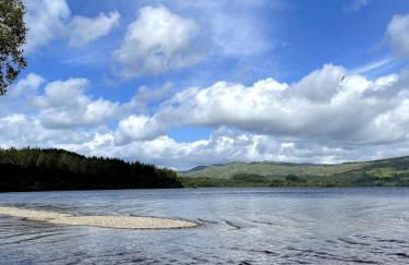 Belle 2 bedroom log cabin with hot tub, forest and loch - Foto 14