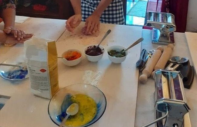 Taller de pasta colorida en Bolonia con comida - Foto 7