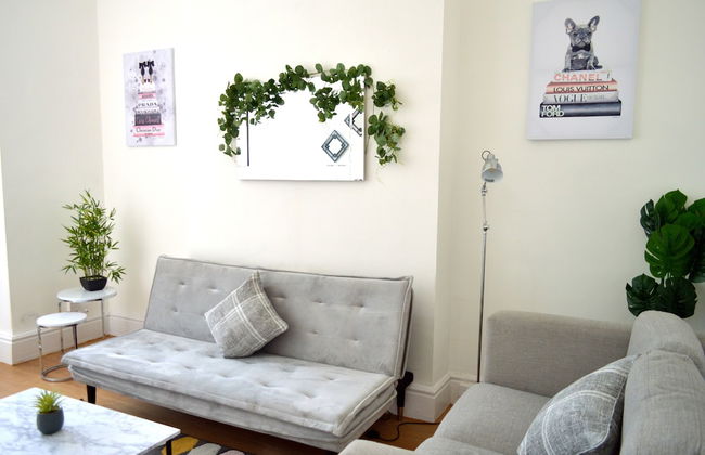 Beautiful Two-bed Apartment With Driveway Parking - Foto 1