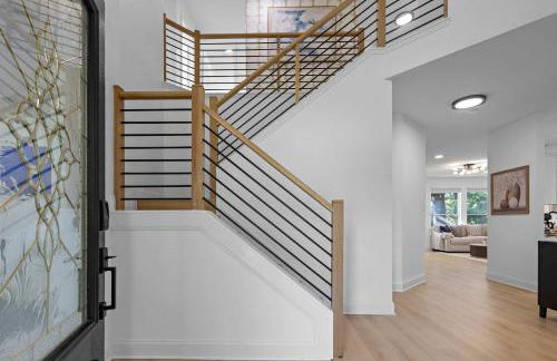 Heated Pool & Spa Mini Golf Bowling Game Room perfect for family - Photo 13