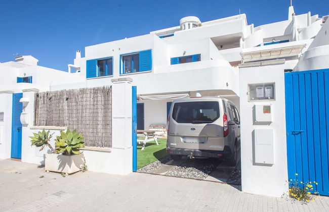 Beach House with garden - Photo 22