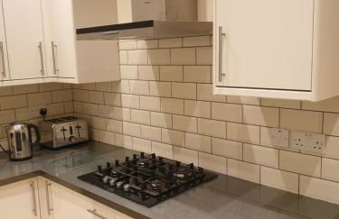London Luxury Apartments 3 Bedroom Sleeps 8 with 3 Bathrooms 5 mins Walk to tube station free parking - Foto 21