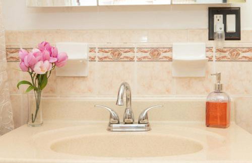 The Gem-3 Bedrooms! King, Full & Twin Beds, Sauna with Free Parking plus more - Foto 19