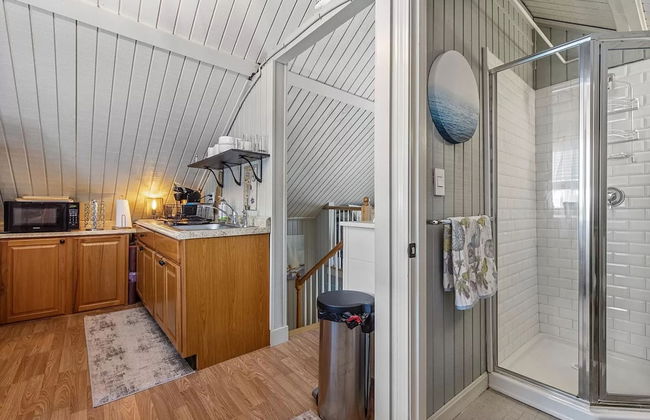 Private Condo w Ocean Views Next to Beach - Photo 11