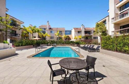 Venice Beach Lux Retreat Coastal Apartment Haven - Photo 13