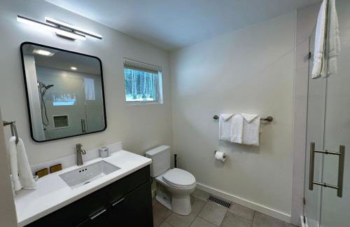 1B Contemporary cabin in magnificent setting, luxury and comfort, hot tub, AC! - Foto 20