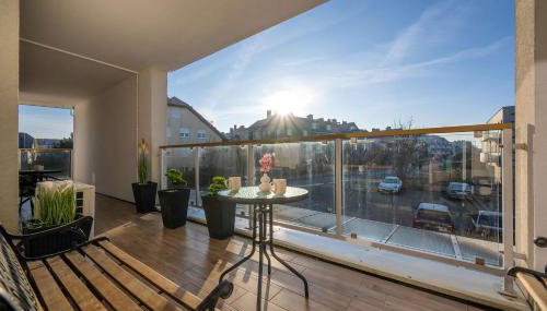 Spacious Apartment in Wrocław with Large Terrace and 2 Parking Spaces by Noclegi Renters - Foto 5