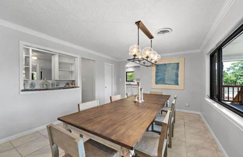 Waterfront oasis with private pool, game room, fire pit and volleyball court - Foto 26