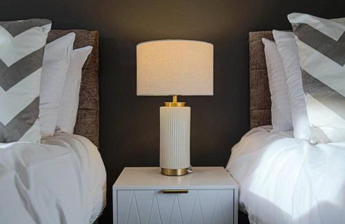 Stylish House with Smart TVs and Netflix, Fast Wifi, Free Parking and Garden by Yoko Property - Foto 8