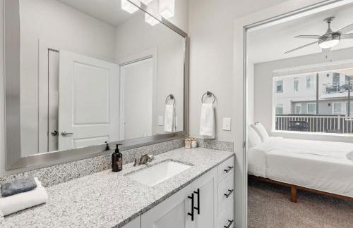 Poolside Luxury 1BR w Private Patio - Photo 26