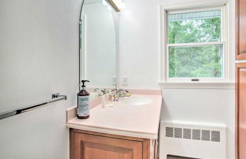 Deck and Grill, Walk to Beaches! Falmouth Retreat - Foto 68