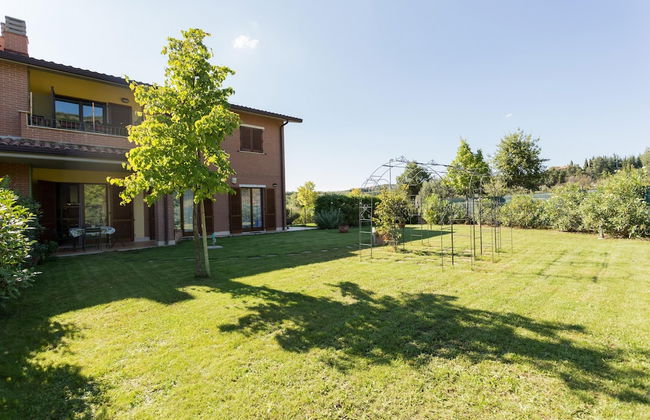 Cozy Apartment With Large Garden - Photo 15